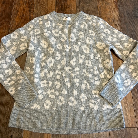 Womens Old Navy Gray and white cheetah Animal Print Sweater size medium - Picture 1 of 3